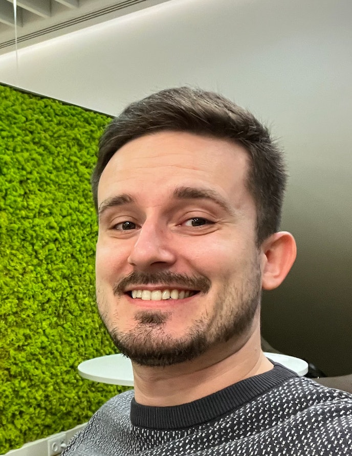 c7cac9b6 b244 4850 8eed a90c852f7f11 mateusz tomaszkiewicz headshot