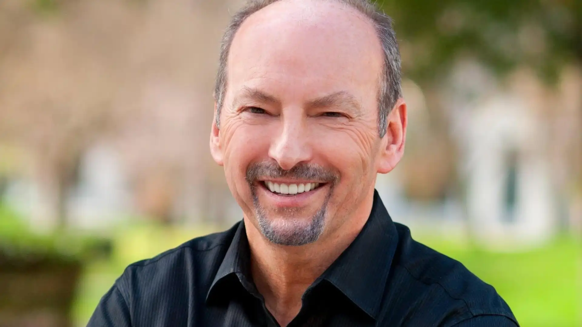 Peter Moore alerta que consoles tradicionais podem sumir devido aos preços altos